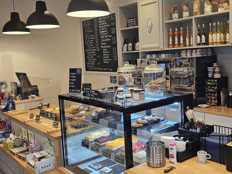 Backstube und Brötchentheke im STRAND & HAFER Kaufladen Börgerende